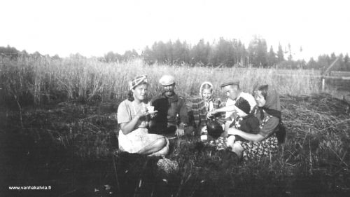 Taskun pellolla
Rytikankaan väkeä rukiinleikkuussa Taskun pellolla 1943. 
Kahvitauolla vas. Eila Junkkila (o.s. Rahkonen), Matti Junkkila, Ritva Rytikangas, Arvo Junkkila, Marjatta Hankaniemi, Elvi Hankaniemi (o.s. Junkkila). (Rytikangas 6.)
Keywords: Rytikangas Junkkila Rahkonen Hankaniemi