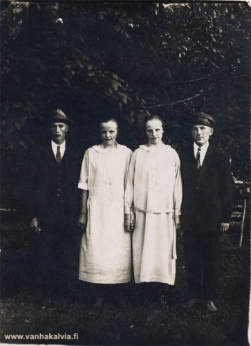 Tikkaset ja Ahokankaat
Oikealla Yrjö ja Anna Tikkanen eli Yrjö Mainio Tikkanen (s. 16.07.1903, Hilli 21) ja hänen vaimonsa Anna o.s. Korpi (s. 27.10.1905).  Heidät on vihitty vuonna 1925, ja kuva lienee myös 1920-luvulta. Kuvaajana on ollut Jukka Hakala.
Vasemmalla Annan sisar Elsa (s. 3.9.1907) ja hänen puolisonsa Väinö Ahokangas. Myös heidät on vihitty 1925.


Keywords: Tikkanen Korpi Ahokangas Ullava Hilli 