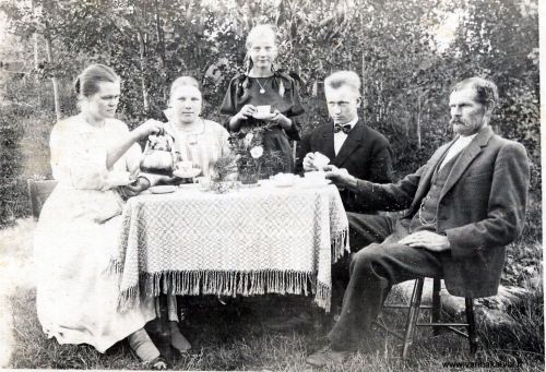Kahvipöydässä Kallenniemellä
Tikkasen sisarukset Mari ja Kalle istuvat vasemmalla ja oikealla (Tikkanen 21). Kolme nuorta keskellä  on Rantalan sisaruksia. Vaaleahiuksinen nuorimies on Konrad Rantala ja siskoista kuvassa luultavasti Ida ja Laina (Penttilän mt). 


Keywords: Tikkanen Rantala 