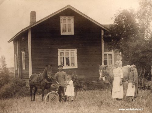Eemi ja Helmi Tikkasen perhe
Jukka Hakalan ottamassa kuvassa ovat Matti Emil (1886-1973) ja Helmi (o.s. Parpala, 1891-1962, Parpala 17) Tikkanen, sekä tyttäret Aune (s. 1917) ja Anni (s. 1921) (Hanhimäki 7).
Oikealla oleva tummu on Eppun Maija eli Maija Leena Korkiakangas (Korkiala 2 ja Kangas 23).
Keywords: Tikkanen Parpala Hanhimäki Korkiakangas 