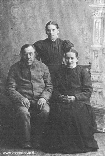 Tobias ja Maria Heikkilä Maria-tyttärensä kanssa
Tobias Matinjussi (s. 1829) vaimonsa Marian (o.s. Riippa, s. 1830) ja tyttärensä Marian kanssa.
Tobias ja Maria asuivat Heikkilässä, joten siitä tuli heidän sukunimensä.
Maria-tytär oli naimisissa Kalle Järven kanssa (Järvi 23).
Tobiaan ja Marian lapsista Juho oli käynyt lukion, mikä oli tuohon aikaan harvinaista. Juho käytti sukunimeä Hägglund.
Lapsista neljä (Josef, Sofia, Johanna ja Kalle) lähti Amerikkaan.
Keywords: Heikkilä Matinjussi Riippa Järvi Hägglund