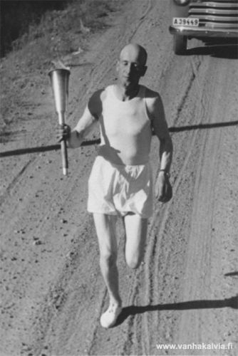 Olympiasoihdun kuljettajat
Vuoden 1952 olympiasoihtua vie Toivo Suonperä (s. 25.7.1909), Kälviän Tarmo. Toivo Suonperä Peltokorvesta oli piirin parhaimpia 400 ja 800 metrin juoksijoita 1930-luvun alussa. (Suonperä 24)
Keywords: Suonperä