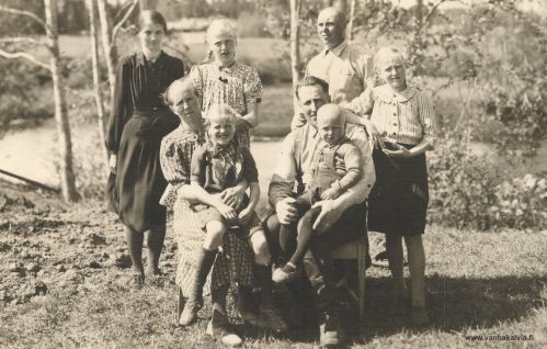 Toivosen perhettä
Martti ja Eevi (o.s. Tuunala) Toivosen perhettä. Edessä äiti-Eevi sylissään Terttu ja Martti-isä sylissään Matti. Takana vas. evakko Mirjam Mikkonen, Priita, sotavanki Sergei ja oikealla Esteri.

Keywords: Toivonen Tuunala Mikkonen 