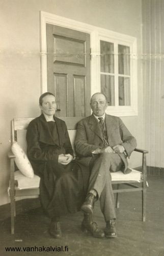 Adiel ja Helmi Toivonen
Konrad Adiel (1882-1944) ja Helmi Toivonen, o.s. Nyman (1880-1963) 
(Kykyri 30, Pihlajamaa 5 ja Korkiala 3).
Alkuperäinen sukunimi oli Renell, mutta se muutettiin Toivoseksi vuonna 1902.
Adiel Toivonen oli rakennusmestari ja urakoi kouluja, liikerakennuksia, siltoja ym. Asuinpaikkana oli Kykyri Jokikylässä.

Keywords: Toivonen Renell Nyman Pihlajamaa Kykyri Korkiala