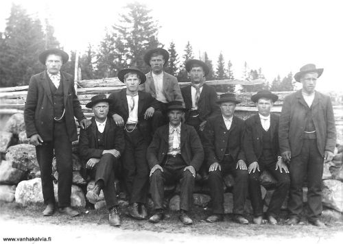 Tukkilaisia (?)
Pojat ovat tälläytyneet parhaimpiinsa, on liivintaskukellot ja paksut perät. Lienevätkö Amerikan tuliaisia? Kaulaliinamuoti on ainakin sieltä peräisin. Ovatko menossa tanssilavalle vai onko kyse jostain muusta?
Tunnistettu 1. oikealta Juho Robert Kallenpoika Oikarinen eli Oikarin Jussi (1879-1965, Valkama, itsellinen). Jussi oli syntynyt Uuraisilla.



Keywords: Oikarinen Uurainen 