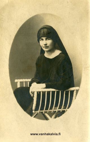 Tuntematon nuori nainen
Päähine on mahdollisesti lesken huntu.
Jos tiedät jotain kuvaan liittyvää, lähettäisitkö tietoja osoitteeseen outi.jarvi (at) gmail.com. Voit myös ottaa yhteyttä Kälviän kotiseutuyhdistykseen. Kiitos avustasi!
