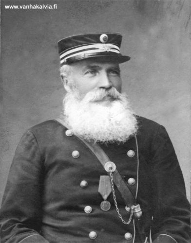 Tuntematon
Fanny Maunumäen albumissa olevan kuvan takana on teksti "66 v".  Henkilö on konduktöörin tai ylikonduktöörin virka-asussa. 

Kuvassa on arveltu olevan Verner Maunumäki, mutta näin ei kuitenkaan ole. Jos tiedät jotain kuvaan liittyvää, lähettäisitkö tietoja osoitteeseen outi.jarvi (at) gmail.com. Voit myös ottaa yhteyttä Kälviän kotiseutuyhdistykseen. Kiitos avustasi!



Keywords: Maunumäki