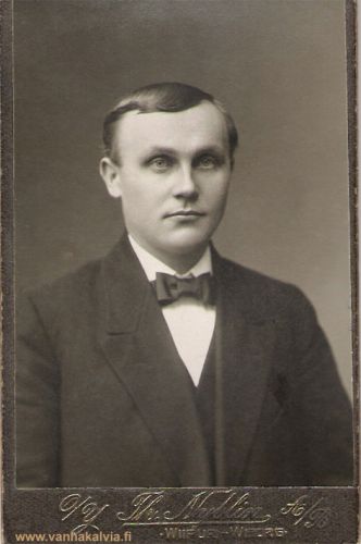 Tuntematon serkku
Kuva on Rinellien (Maria Helena o.s. Kronholm ja Salomon Rytikangas) albumista. Serkku on todennäköisesti puolison sukulaisia? Kyseinen henkilö on kuollut vuonna 1924. Kuva on otettu Viipurissa.
Jos tiedät jotain kuvaan liittyvää, lähettäisitkö tietoja osoitteeseen outi.jarvi (at) gmail.com. Voit myös ottaa yhteyttä Kälviän kotiseutuyhdistykseen. Kiitos avustasi!
Keywords: Rytikangas Rinell Kronholm Lohtaja Viipuri