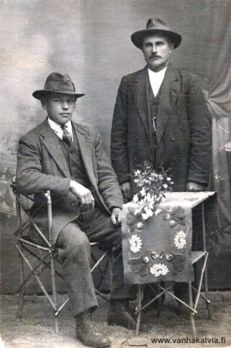 Eeti (?) Maunula ja Jussi Junnila 
Kuvassa vasemmalla Eeti (?) Maunula. Oikealla Juho (Jussi) Jaakko Junnila (Kinnari 26). Jussi Junnilan syntymävuosi 1884. 

Keywords: Maunula Junnila 