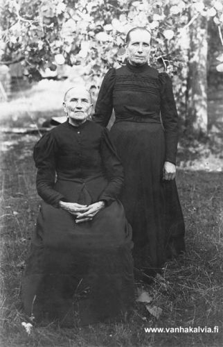 Kaksi naista
Tuntemattomat naiset kuvattuna aurinkoisena kesäpäivänä luultavasti Kälviällä. Kuva on löytynyt Fanny Maunumäen albumista.

Jos tunnistat jomman kumman tai molemmat, lähettäisitkö viestin Vanhan Kälviän sähköpostiin. Kiitos avustasi!
Keywords: Maunumäki 