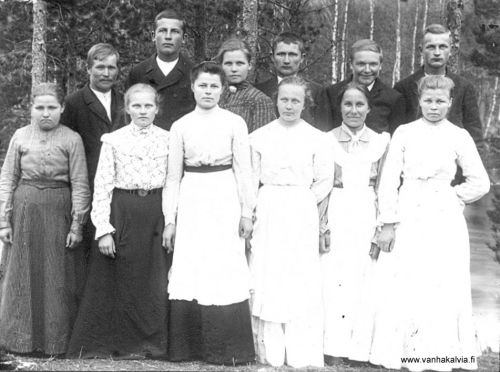 Tuntemattomia ehkä Ruotsalolta
Ryhmä tuntemattomia nuoria, mahdollisesti ruotsalolaisia.
Vasemmassa laidassa mahdollisesti Oikarin Jussi eli Juho Oikarinen (1879-1965, Valkama, itsellinen).
Keywords: Oikarinen Uurainen 