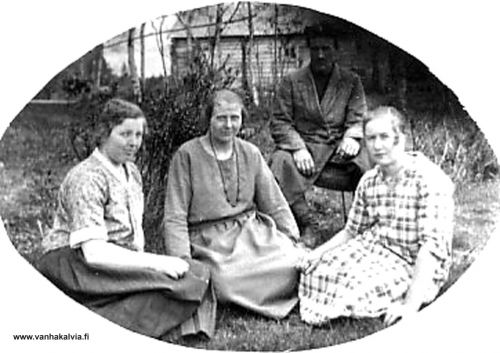 Karikan ja Peitson väkeä
Vasemmalla istumassa Aili Peitso (Peitso 29), Olga Peitso (s. Luoto, Peitso 28) ja oikealla Lempi Karikka (Karikka 24). Takana Matti Peitso (Peitso 28). 
Kuvan ovat lähettäneet Anni ja Aimo Heiskanen Kanadasta. Annin vanhemmat ovat Fanny ja Juho Kantoluoto (Kälviän siirtolaiset s. 190-191, Karikka 24).
 


Keywords: Kantoluoto Heiskanen Peitso Canada Kanada Karikka Luoto