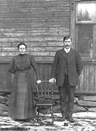 Sisarukset Hilda ja Antti Nissilä
Kuvassa ovat sisarukset Hilda Nissilä ja Antti Nissilä (Nissilä 18). 
Kuva on otettu Nissilässä keväällä 1912, kuvaaja Aarne Forsman.
Keywords: Nissilä Forsman