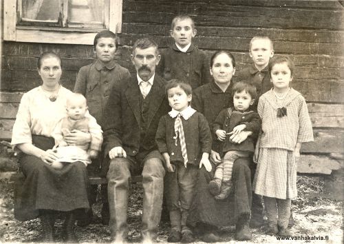 Tuomaalan perhe
Matti ja Brita Johanna Tuomaalan perhe (Karhuoja 10). Matti oli kolme kertaa naimisissa ja kuvassa oleva Brita Johanna (s. Junell, Heikkilä 4) oli vaimoista kolmas. Vasemmalla istuu Matin ensimmäisestä avioliitosta oleva tytär Sofia (m. Valkama) Matti-poikansa kanssa. 
Matti Tuomaalalla oli 15 lasta, joista 9 syntyi kolmannessa avioliitossa. Lapsista neljä, Rosa Maria (s. 1884, myöh. Hill), Matts Hugo (s. 1892), Tyyne Adele (s. 1897, myöh. Lake) ja Uuno Ilmari (s. 1900) muuttivat Amerikkaan. Rosa Marian puoliso oli Jannes Hilli (Hilli 16) ja Tyyne Adelen Arvid Dimitri Järvi (Suonperä 25). 


Keywords: Tuomaala Karhuoja Junell Hill Hilli Lake Järvi Suonperä USA 