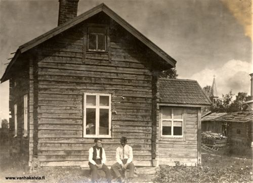 Tuomaalan tupa
Matti Tuomaalan tupa (Karhuoja 10). Taustalla näkyy kirkon torni. 
Keywords: Tuomaala Karhuoja 
