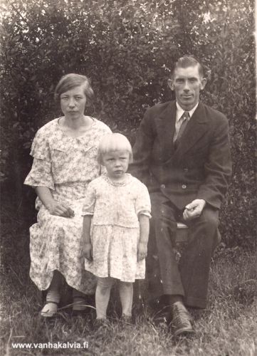 Otto ja Esteri Tuomaala
Jukka Hakalan kameran eteen ovat asettuneet Otto ja Esteri Tuomaala tyttärensä kanssa. Kuva lienee 1930-luvun puolen välin tienoilta, sillä Otto Emil Tuomaala (s. 1906, Karhuoja 10) ja Esteri Liikanen menivät naimisiin vuonna 1932.
Keywords: Tuomaala Hakala Liikanen