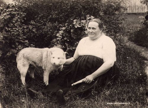 Hanna Tuomisalo
Hanna (Brita Johanna) Tuomisalo (s. 1874, Tuomisalo 3) Jukka Hakalan kuvaamana lemmikkinsä kanssa 1920-luvulla. Tuomisalo on kuulunut Riipan numeroon ja siksi sen tiedot ovat Peltokorven tiedoissa Juuret Kälviällä -kirjassa, vaikka tila on sijainnut Hillissä.
Keywords: Tuomisalo Hilli