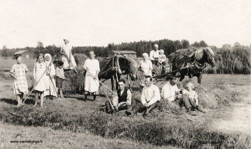 Tuunalan väki niitulla
Vasemmalta Siiri Lohilahti, Katri Pajunpää, Tilda Kumpunen, Erkki Tuunala, Rauha Möttönen (karjakko), Elli Tuunala, Eero Råman, Hugo Kaijalainen, Yrjö Tuunala vieressään Maija Tuunala (m. Ero). Takana Ingrid (Inki), Aatu ja Esko Tuunala (haravakoneen päällä).
Keywords: Tuunala Lohilahti Pajunpää Kumpunen Möttönen Råman Kaijalainen Ero 