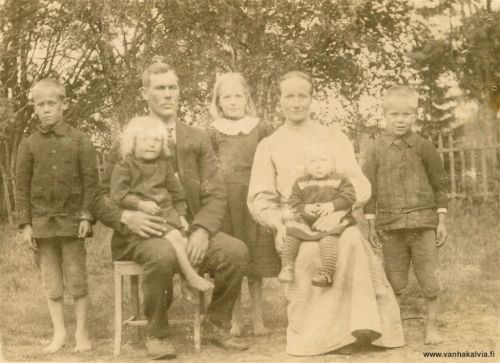 Tuunalan perhe
Kuvassa Otto Tuunalan  ja Lilia Sofian (o.s. Pernu) perhettä (Tuunala 28).
Lapset vas. Niilo (s. 1903), keskellä Eevi (s. 1902), oik. Eero (s. 1905). Isän sylissä Terttu, äidin sylissä Veikko (s. 1909). Eero meni Kanadaan vuonna 1928. Terttu on kuollut alle 20-vuotiaana.
Otto Tuunala (1879-1972), Lilia Sofia Pernu - Tuunala (1872-1950).



Keywords: Tuunala Pernu Canada 