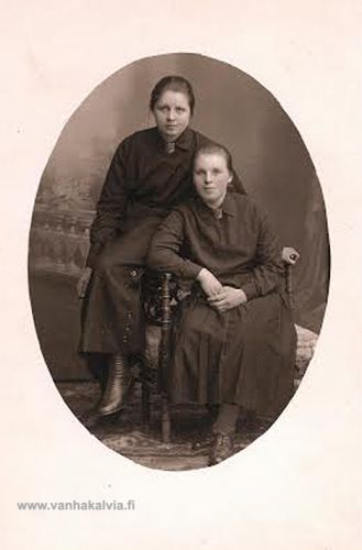 Pelastusarmeijan sotilaita
Tyyne Järvi (s. 1901, Järven mäkitupa) on lähettänyt kuvan ystävälleen Aili Kykyrille vuonna 1927. Kuvan takana lukee: "Sotilaat Tyyne Järvi, 25 vuotiaana, Jenny Hänninen 1926". Tyyne oli mukana Pelastusarmeijan toiminnassa Kokkolassa ja on käynyt luultavasti siellä valokuvassa. Tyynen takana olevan Jenny Hännisen kotipaikasta ei ole varmaa tietoa, mutta hän sopisi olemaan Onni ja Aina (o.s. Ruokasalo) Hännisen tytär (Leppälä 10). 
Keywords: Järvi Kykyri Hänninen Kokkola