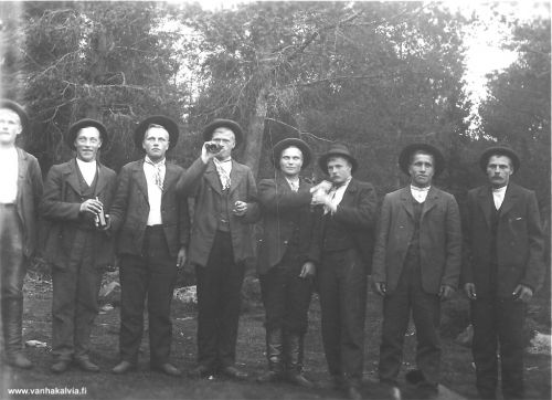 Uittomiehiä Tukkijoella
Tunnistettuja: Toinen oikealta Juho Robert Kallenpoika Oikarinen eli Oikarin Jussi (1879-1965, Valkama, itsellinen). Jussi oli syntynyt Uuraisilla. Viides henkilö oikealta Oskari Eklin (Tammiainen 4.5.1935 lukien) s. 1.4.1880 Jyväskylässä, muutti Kälviälle 14.12.1907 k. 23.11.1945 Kälviällä. Avioitui Hilma Sofia Kerolan (s. 2.5.1884 Kälviä ja k. 2.1.1925 Kälviä, Kerola 25) kanssa ja asuivat perheineen Jatkojoella, Ruotsalolla. Lapset Sylvi Huhta, Toimi, Eeva Engberg, Paavo, Eeli, Saara Salmela ja Silpa Rintapää. Oskari Eklin oli useampana kesänä tullut Kälviälle uittotöihin ja perimätiedon mukaan uittomiehet olivat esiintyneet Ruotsalon Nuorisoseuran talolla esitetyssä Tukkijoella-näytelmässä.  Kuva liittyy todennäköisesti ko. näytelmään.


Keywords: Oikarinen Uurainen 