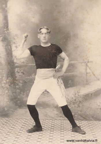 Tuntematon urheilija Amerikasta
Kuka on tämä nuori urheilija? If you can identify this young athlete, please,  contact Vanha Kälviä by email outi.jarvi (at) gmail.com. 

Keywords: USA