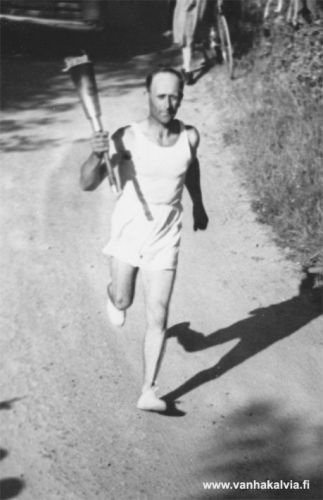 Olympiasoihdun kuljettajat
Urpo Nikula (s. 25.5.1910), Kälviän Tarmo. Urpo Nikula toimi Kälviän Tarmon puheenjohtajana vuosina 1938-45. Hän toimi pitkään Keski-Pohjanmaan piirin koulutus- ja voimistelun ohjaajana ja oli 1930-luvulla piirin parhaimpia kuulantyöntäjiä.
Keywords: Nikula