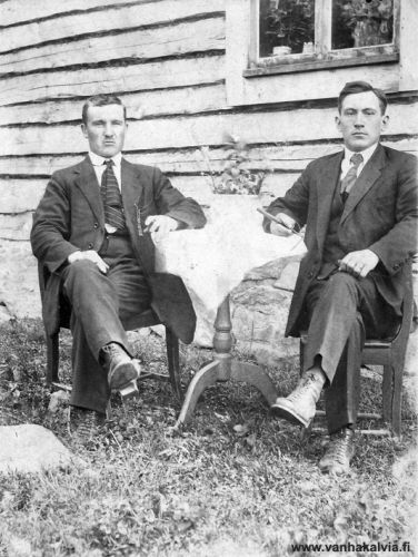 Uuno ja Juho
Vasemmalla Uno Valentin Karikka (s. 22.08.1893). Unon vanhemmat olivat Sakari Junkkila (s. 09.08.1839) ja Johanna Lovisa Stark (s. 09.06.1867).
Heillä oli huomattava ikäero. (Karikka 24)

Oikealla Juho Kristoffer Kantoluoto (s. 15.03.1895 Alaveteli). Juhon vanhemmat
olivat Jooseppi Junnila (s. 27.07.1855) ja Sofia Simonsbacka  (s. 25.05.1859).
Juho oli naimisissa Unon sisaren Fanny Karikan kanssa  (s. 06.12.1899), vihitty
09.03.1919 (Kantoluoto 4). Juholla ja Fannylla oli tytär, kun Juho meni 1924 Kanadaan (Port Arthur), ja seuraavana vuonna Fanny ja tytär menivät myös. Kanadassa he käyttivät nimiä John Luoto ja Fanny Luoto.

Kuva otettu 1920 luvun alussa Karikkaan Ahon uuden tuvan päässä.
Keywords: Karikka Stark Kantoluoto Junnila Simonsbacka Alaveteli Canada Kanada PortArthur Luoto 