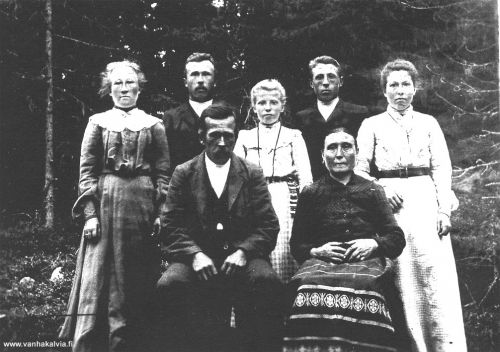 Uusimäen perhe Ruotsalolta
Istumassa Matts Leander (1856-1931) ja Kaisa Lovisa (s. Maunumäki) Kihl (Moisionmäki 3) sekä osa perheen kahdeksasta lapsesta. Tyttäristä keskellä Selma (s. 1892, m. Järvi), sivuilla Maria Selinda (1879-1936) ja Saima Sofia (s. 1883). Pojista takana vas. Matti Emil (s. 1878) ja oik. luultavasti Antti Efer (s. 1880).

Maria Selinda lähti Amerikkaan 1907 ja vihittiin Minnesotassa suomalaissyntyisen Henry Hendricksonin kanssa. Antti Efer kävi Amerikassa, mutta palasi 1905. Juho Alfred (s. 1884) ja Kalle Valfrid (s. 1886-1958) lähtivät Amerikkaan vuonna 1904 ja jäivät sinne pysyvästi. Kalle Valfrid käytti nimeä Charles Maki ja hänen tiedetään olleen maanviljelijänä Wisconsinissa. 

Nimi Kihl muuttui Uusimäeksi n. 1915.


Keywords: Uusimäki Kihl Maunumäki Järvi Henrickson Maki Minnesota Wisconsin USA 