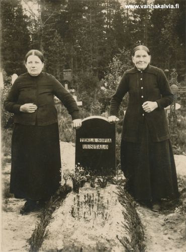 Tekla Sofia Uusitalon hauta
Kuvassa vasemmalla Johanna Lovisa Stark (m. Karikka s. 09.06.1867, k. 28.12.1945). Johannan vanhemmat olivat Erik Stark (s.14.07.1837) ja Anna Maria Karikka (s. 24.02.1833). (Karikka 20, 24) Erik Stark palveli aluksi sotilaana ja oli sitten valtionrenki ja postinkantaja Peitsolta pappilaan ja nimismiehelle vuosina 1879-1883. (Ruohokari 5, Karikka 20).
Tekla Sofia Juhontytär Uusitalo (o.s. Stark) oli Johanna Karikan täti. Hän oli syntynyt 22.11.1848 Kälviällä. (Ruohokari 5). Tekla Sofialla oli tytär Brita Elina (s. 05.05.1871 Kokkola), joka lähti Amerikan siirtolaiseksi vuonna 1890 (Kälviän siirtolaiset s. 506). Tekla Sofia vihittiin Kannuksessa 11.10.1894 Aleksander Pollarin kanssa (s. 18.06.1847 Veteli k. 23.08.1896 Kannus). Toiseen avioliittoon hänet vihittiin 18.09.1898 Kannuksessa. Puoliso oli Antti Kustaa Uusitalo (s. 20.08.1848 Kannus k. 17.08.1905 Kannus). Tekla Sofia Uusitalo kuoli Kannuksessa 17.08.1922.
Kuvassa oikealla on Lovisa Kankaanpää. 

Keywords: Karikka Stark Uusitalo Kankaanpää Pollari Veteli Kannus Kokkola
