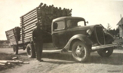 Puukuorma
Valdemar Toivonen kuorma-autonsa kanssa 1940-luvulla.
Asuinpaikkana oli Peitso Ruotsalolla.
Keywords: Toivonen