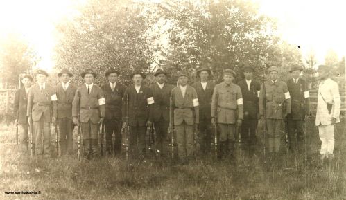 Välikylän suojeluskunta 1918
Kuvan takana on teksti Kälviän Välikylän Suojeluskunta 1918. 
Kuva liittyy ns. Haapasalon valloitukseen. Oikealla Välikylän koulun opettaja Malmivaara. 
Vas. Alpertti Nygård, Urho Niemi, Ilmari Pajala, Hugo Pirttisalo (Pirttisalo 3), Sanfred Maunula, Aatu Iivari, Kalle Ruokoja, Kontra Rimpioja, Ville Isosalo, Otto Maunula, Kalle Rimpioja, Hannes Aho, tuntematon ja opettaja Malmivaara. 


Keywords: Malmivaara Rimpioja Pirttisalo Nygård Niemi Pajala Maunula Iivari Ruokoja Isosalo Aho