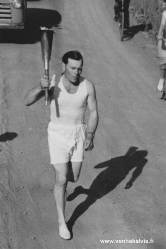 Olympiasoihdun kuljettajat
Olympiasoihtua vie Valio Rautio (s. 23.6.1917), Kälviän Voimankoitto. Ruotsalolaisen Valio Raution laji oli hiihto. Erikoisesti hänet tunnettiin maakuntaviestin viejänä 1940-luvun lopulla ja 1950-luvun alussa. Valio Rautio muutti 1950-luvulla siirtolaiseksi Yhdysvaltoihin. (Rautio 14)
Keywords: Rautio