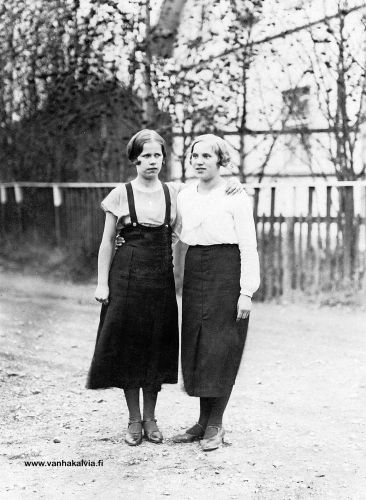 Margit Runtujärvi ja Vieno Koivu
Kuvassa vasemmalla Margit Runtujärvi (myöh. Uusimäki, Mattila Saha 3) ja oikealla Vieno Koivu (myöh. Myllykangas, Syväjärvi Kivikangas 4). Margit oli syntynyt 1918 ja Vieno 1915.
Keywords: Runtujärvi Uusimäki Koivu Myllykangas