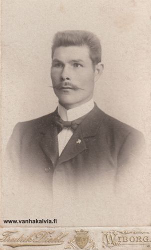 Kalle Viktor Rantala
Kalle Viktori Rantala oli syntynyt 25.10.1875 Kälviällä Kongenkarilla Anders Mattsson Rantalan ja Lisa Gladin 3. lapsena. Muita sisaruksia olivat: Aleksander, Matilda (joka muutti Amerikkaan, Illinoisiin 1902), Hilma, Maria ja Anders Rantala. Kalle Viktori Rantala muutti vuonna 1900 Viipuriin, jossa meni naimisiin Matilda os. Juntusen kanssa vuonna 1902. 

Kuva on otettu Viipurissa, kun Kalle on saapunut uuteen kotikaupunkiinsa huhtikuussa 1900. Kalle Viktori palasi perheineen Kälviälle sodan sytyttyä 1939. Hän kuoli Kälviällä 1941 ja on haudattu Kälviän hautausmaalle.
Keywords: Rantala Glad