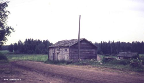 Viljam Kankaan navetta
Kälviäläisjuurinen Pirkko Pöysälä on ottanut kuvan Viljami Kankaan (Kangas 31) navetasta kesäkuussa 1974.
Keywords: Kangas Pöysälä