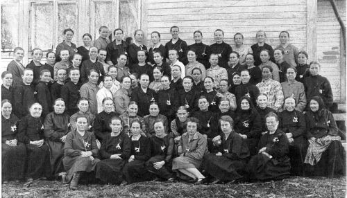 Ruotsalon äidit 1929
Äitienpäivät Ruotsalolla vuonna 1929.

Alin rivi: 1. oik. Brita Johanna Järvi (Järvi 24), 2. oik. Hilma Harju (Pietilä 27), 3. oik. Viivi Niemi (Pietilä 29), 3. vas. Aina Valkama (s. Nissi, Valkama 14), 2. vas. Hilda Karhulahti (s. Pirttisalo, Karhulahti 30). Alimmassa rivissä myös Jenny Junnila (os. Muhonen).

Toinen rivi alhaalta päin: 2. oik. "Matjussin mamma" Hilma Matinjussi (s. Paasiala, Matinjussi 19), 4. oik. huivipäinen mummu Edla Sofia Lehto (o.s. Ingalsuo)
6. oik. Edla Junnila (Kinnari 24) ja 5. vas. mahdollisesti Maria Järvi (s. Granö 9, 1841-1934, Järvi 21).

Keskimmäinen rivi (kolmas rivi alhaalta ja ylhäältä):  1. vas. Hilma Porri (s. Nissilä, Nissilä 18), 2. vas. Feemia Karhulahti (s. Valkama, Karhulahti 31), 3. vas. Aili Kinnari (Kinnari 29) sekä samalla rivillä 5. vas. Hilma Hakunti (s. Valkama, Hakunti 22), 6. vas. Loviisa Niemi (o.s. Heikkilä, Pietilä 29), 7. vas.  vaaleapuseroisen naisen olkapään takana Hilma Harju (s. Nissilä, Harju 21), 12. vas. Hilma Pietilä (s. Maunumäki, Pietilä 27), 13. vas. Sofia Valkama (s. Tuomaala, Valkama 13), 14. vas. Hilda Hakunti (s. Harju, Hakunti 21). Vasemmalta 19. (= 5. oikealta päin) Johanna Järvi (s. Luoto, Järvi 22) ja 3. oik. Hilma Karhulahti (s. Matinjussi, Karhulahti 29). 

Toinen rivi ylhäältä päin: vas. reunassa on Rauha Porko (s. Kauppinen, Porko 13), 2. vas. Feemia Kippo (s. Järvi, Kippo 29), 4. vas.  Lilja Kerola (s. Porko, Kerola 29) ja 10. vas. Hilja Kerola (s. Nissi, Kerola 28) ja 12. vas. Hilma Järvi (s. Valkama, Järvi 25). Oikean puolimmainen Jemina Junnila (Kinnari 26, kuollut 1932) ja 2. oik. Ida Porko (s. Rimmi, Porko 14). 

Ylin rivi: 2. vas. Sofia Kippo (s. Pietilä, Kippo 26) ja 4. vas. Martta Uusimäki (s. Rita, Uusimäki 2) ja 5. oik. Edla Lahti (s. Junkkila, Kinnari 27).

Ketä muita kuvassa on? Laittaisitko tietoja Vanhan Kälviän facebook-ryhmään. Kiitos avustasi!
Keywords: Järvi Matinjussi Paasiala Matjussi Valkama Harju Hakunti Porko Kerola Karhulahti Uusimäki Luoto Kauppinen Tuomaala Rita Nissi Granö Pietilä Niemi Pirttisalo Junnila Muhonen Lehto Ingalsuo Nissilä Porri