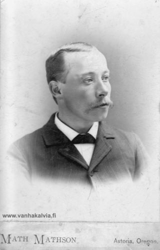 Aleksander Marttila ?
Onkohan kuvassa oleva Marttilan Aleksi sama mies, joka lähti jo toisen kerran Amerikkaan vuonna 1906. Ensimmäinen lähtö oli Kälviän siirtolaiset -kirjan mukaan tapahtunut jo vuonna 1887. Aleksi palasi toiselta reissultaan jo parin vuoden kuluttua takaisin Kälviälle. Höyrylaiva Teutonicin matkustajaluetteloista löytyvät 18.7.1906 kirjatut tiedot 39-vuotiaasta, Kälviältä kotoisin olevasta Alex Marttilasta, joka on matkalla Astoriaan, Oregoniin. Tietoihin on merkitty myös aikaisempi, vuosina 1888-1897 tehty Amerikan matka. Aleksi oli syntynyt vuonna 1867 ja kuoli 1914 (Marttila 20).
Keywords: Marttila Oregon Astoria USA