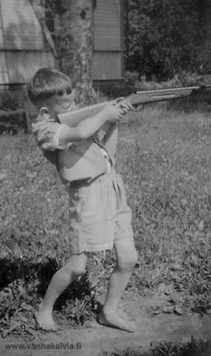 Metsällä Simukkalassa
Räkättirastaat saavat kyytiä Simukkalan pihamaalla. Diana-ilmakiväärillä tekee tuhoa Jorma Tuomi-Nikula.
Kuvaaja: Antti Tuomi-Nikula

Keywords: Tuomi-Nikula Simukkala