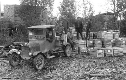 Kuljetushommissa
Kuva löytyy myös Kuorma päällä -kirjasta ja siinä on teksti: "Oy Pohjalaisen lastaussakki Ullavan keppisahalla 20-luvun alussa. Kuljettajana Viljami Leppiniemi, hänen takanaan istumassa Kauno Peltoniemi, alempana istumassa Eemi Rauhala, seisomassa vas. Niilo Honkimaa, Ilmari Aho, Viljo Aho, Elmo Rauhala, Akseli Ruuska ja Valte Rauhala."
Keywords: Rauhala Leppiniemi Peltoniemi Honkimaa Aho Ruuska 