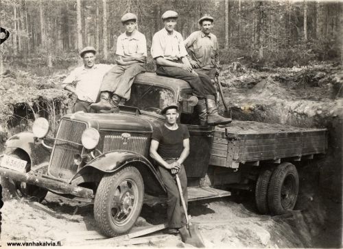 Toivo Myllykankaan Ford
Myllykankaan nelos-Foorti vm. -34 montulla. Edessä Toivo Myllykangas ja vas. Ahti Uusimäki, Eino Myllykangas, Jalo Hirvi ja oik. Oskari Roimela. Kuvan on ottanut Jukka Hakala.

Keywords: Myllykangas Uusimäki Hirvi Roimela 