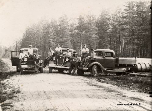 Porkon ja Myllykankaan autot vuonna 1937
Myllykankaan veljesten ja Porkon Kallen autot Ullavan montulla hautausmaan takana. Vasemman puoleisen auton konepellillä istuvat Ahti Uusimäki ja Eino Myllykangas, auton edessä Toivo Myllykangas. Keskimmäisen auton porukassa Jalo Hirvi, Eero Marttila ja Niilo Myllykangas. Oikeanpuoleisen auton edessä Niilo Närväinen, konepellillä istuu Yrjö Hakala ja lokasuojan päällä oik. Kalle Porko.
Kuvaaja Jukka Hakala.
Keywords: Uusimäki Myllykangas Hirvi Marttila Närväinen Hakala Porko 