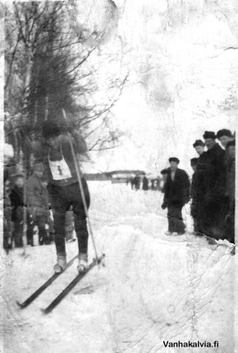Eino Kuusiniemi kisaladulla 
Ruotsalolainen Eino Kuusiniemi (Matinjussi 22) osallistui ahkerasti hiihtokilpailuihin ja selviytyi usein palkintosijoille niin Ruotsalon Voimankoiton, Ruotsalon työväenyhdistyksen kuin Raittiusyhdistys Salonkukka ry:n järjestämissä kisoissa. Hän osallistui muiden Ruotsalon hiihtäjien kanssa myös Suojeluskunnan kilpailutoimintaan ja oli sielläkin kärkinimiä. Eino Kuusiniemen hiihtoura päättyi, kun hän lähti siirtolaiseksi Australiaan vuonna 1926. Kuva lienee 1920-luvulta.
Keywords: Kuusiniemi