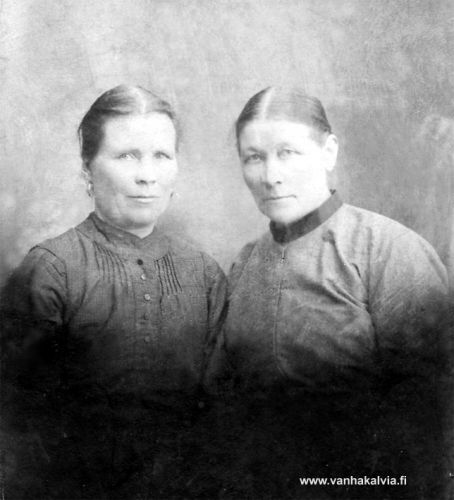 Ruotsalon emäntiä
Vasemmalla puolella Brita Johanna Järvi (1864-1941, Järvi 24). Toista henkilöä ei ole vielä tunnistettu. Hän on mahdollisesti Ruotsalolta. Kuva ehkä 1920-luvulta tai 1930-luvun alusta.
Lähettäisitkö viestin osoitteeseen outi.jarvi (at) gmail.com, jos tunnistat henkilön. Kiitos avustasi

Keywords: Järvi