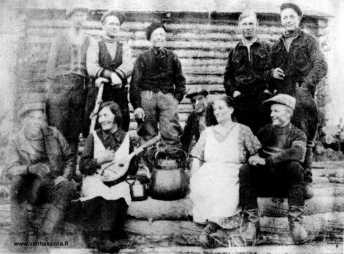 Emäntiä ja työnjohtajia
Kämppäemäntiä ja työnjohtajia vuonna 1935 Hirsimetsässä.
Kuvannut Junnola.

Keywords: Hirsimetsä