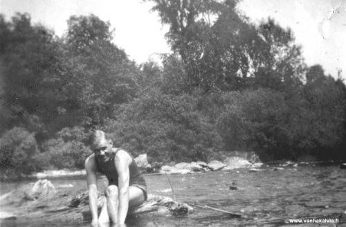 Emil Rytisuo Kanadassa
Kuvassa on ehkä vapaapäivää viettämässä Emil Rytisuo (1889-1981, Matinjussi 20). Hän asui perheineen Vancouverissa, Kanadassa. Siellä sukunimenä oli Suo.
Keywords: Rytisuo Suo Matinjussi Lohtaja Hirvi Canada Vancouver Burnaby BritishColumbia