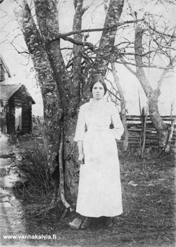 Emma Riihimäki Asujamaa (?)
Kuvassa on luultavasti Emma Riihimäki (myöh. Asujamaa). Emma oli syntynyt vuonna 1890 ja meni naimisiin vuonna 1909 Väinö Asujamaan kanssa (Riihimäki 13, Asujamaa 23). 
Jos tunnistat Emman, laittaisitko viestin Vanhan Kälviän sähköpostiin. Kiitos avustasi!
Keywords: Riihimäki Asujamaa 