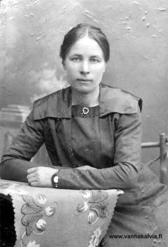 Emmi Nissi
Tiedetään, että kuvassa on Emmi Nissi. Onko hän mahdollisesti vuonna 1885 syntynyt Maria Emilia Nissi, joka on muuttanut Peräseinäjoelle (Nissi 36)? Jos tiedät jotain Emmistä, lähettäisitkö viestin osoitteeseen outi.jarvi (at) gmail.com. Kiitos avustasi.
Keywords: Nissi Peräseinäjoki