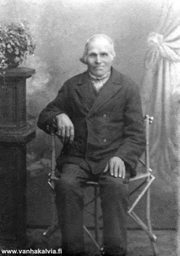 Erkki Maunumäki vuonna 1890
Erkki Antinpoika Maunumäki (ent. Asujamaa, 1831-1917, Maunumäki 30).
Kuva otettu n. 1890. Erkki muutti perheineen Asujamaasta Maunumäelle vuonna 1864. 


Keywords: Maunumäki Asujamaa