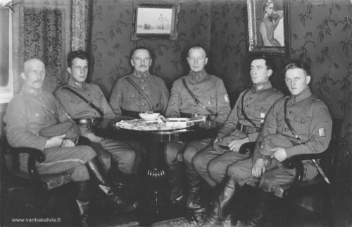 Suojeluskunnan esikunta 1927
Suojeluskunnan esikunta vuonna 1927 kokoontuneena Lääkärinmäellä. Vas. Jalmari Pernu (Pernu 38), aluepäällikkö Niilo Visuri, Valfrid Raitala (Saxell 2), Kälviän kunnanlääkäri Paavo Soini, Ilmari Asujamaa (Asujamaa 18) ja Kusti Kotila.

Keywords: Pernu Visuri Raitala Soini Asujamaa Kotila